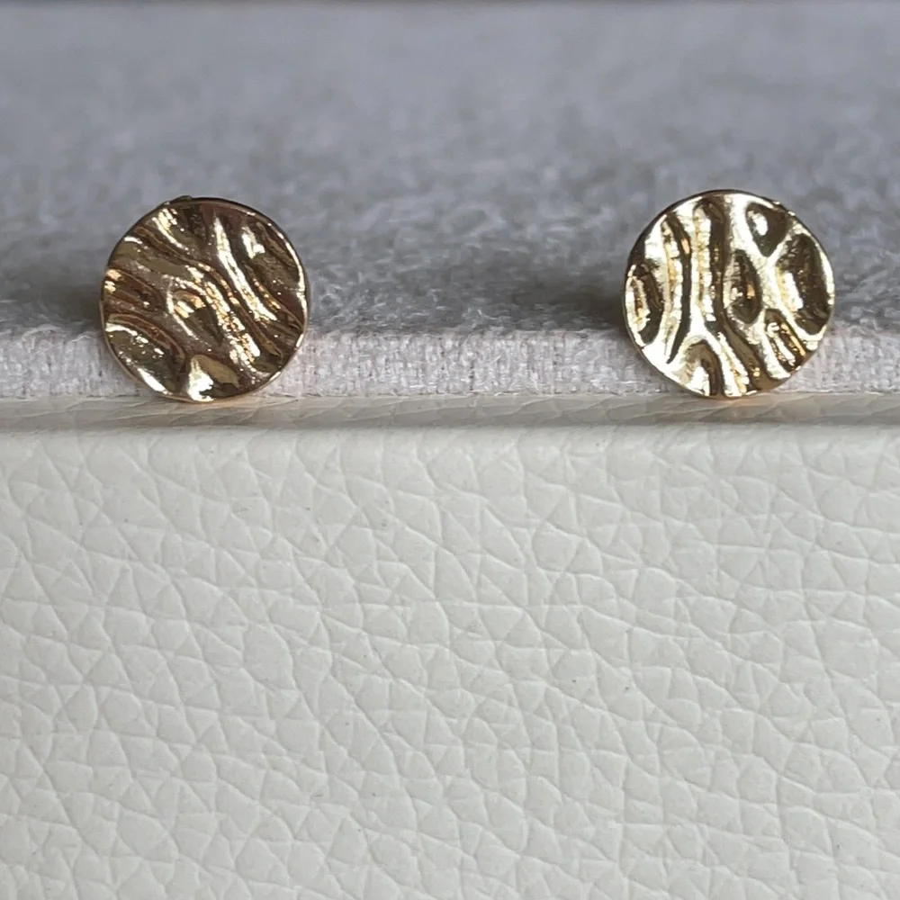 Drape circle gold studs